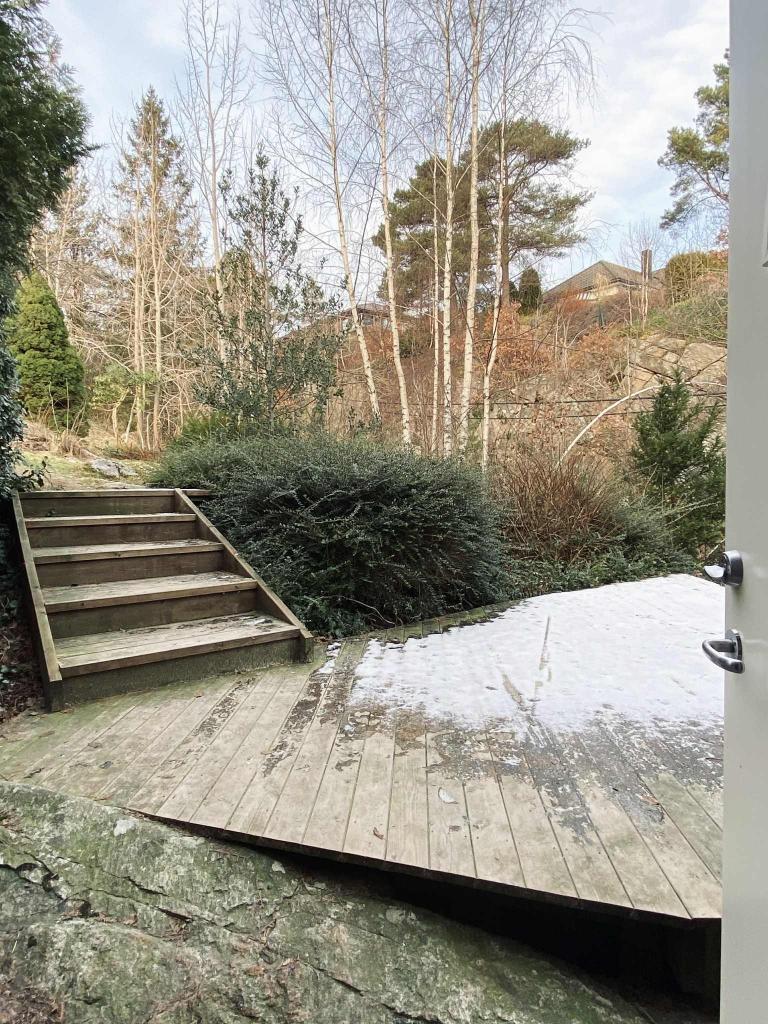 Her er det en usjenert, privat uteplass tilhørende hybelen.